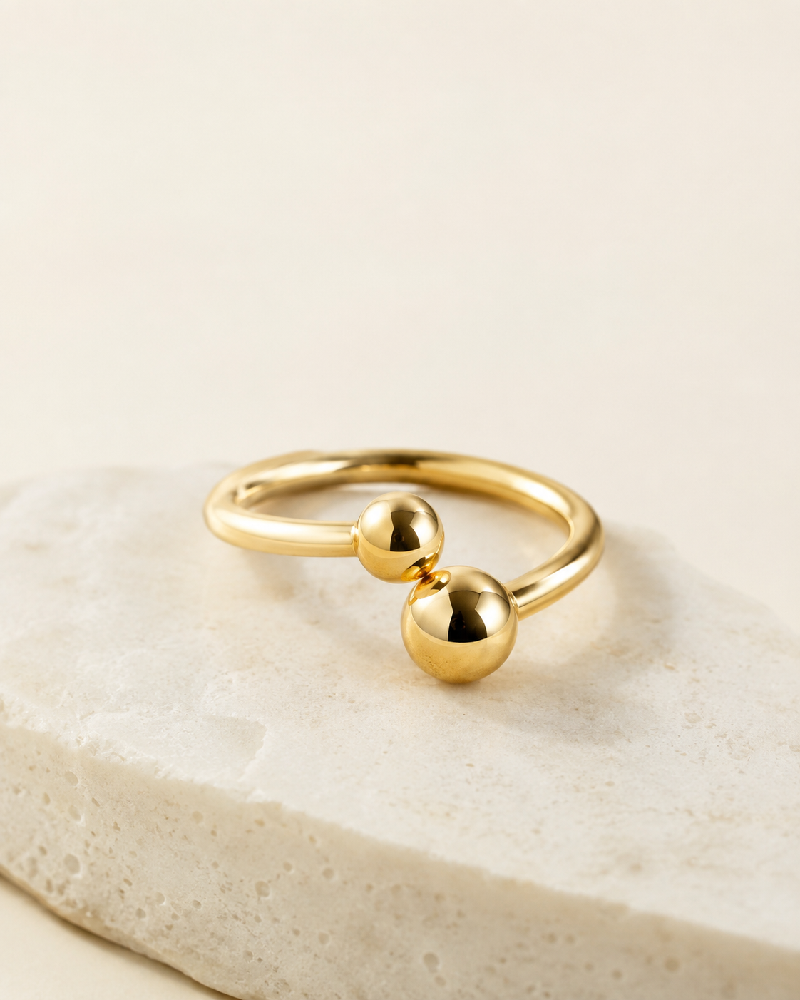 Bague Orbelle — bijou Elora sur fond ivoire