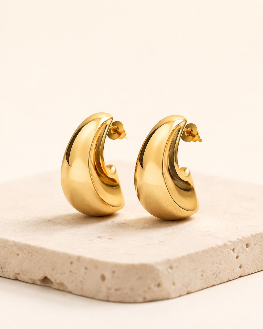 Boucles Courbe Muse — bijou Elora sur fond ivoire