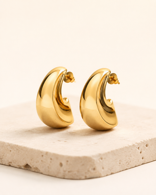 Boucles Courbe Muse — bijou Elora sur fond ivoire