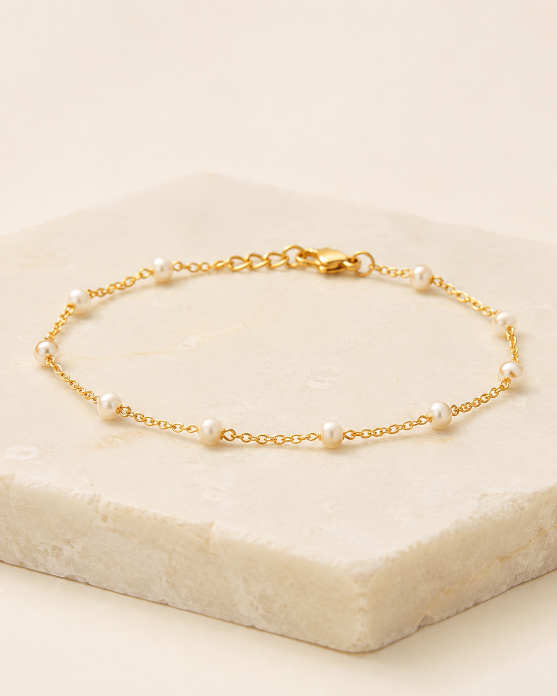 Bracelet Perle Dorée — bracelet Elora sur fond ivoire