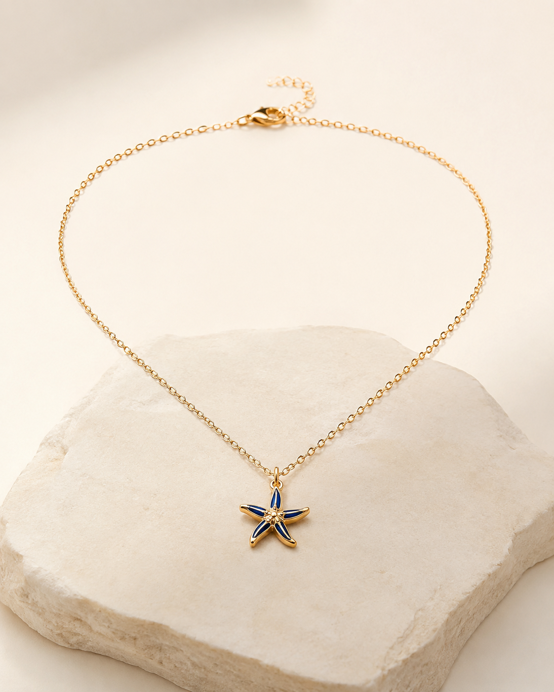 Collier Étoile Azur — collier Elora sur fond ivoire