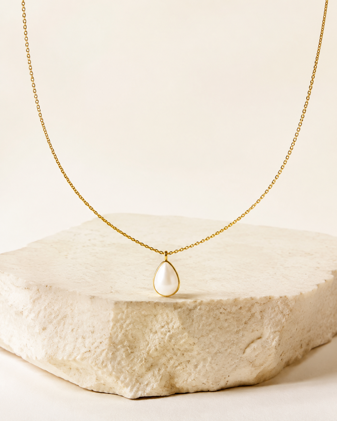 Collier Goutte Nacrée — collier Elora sur fond ivoire
