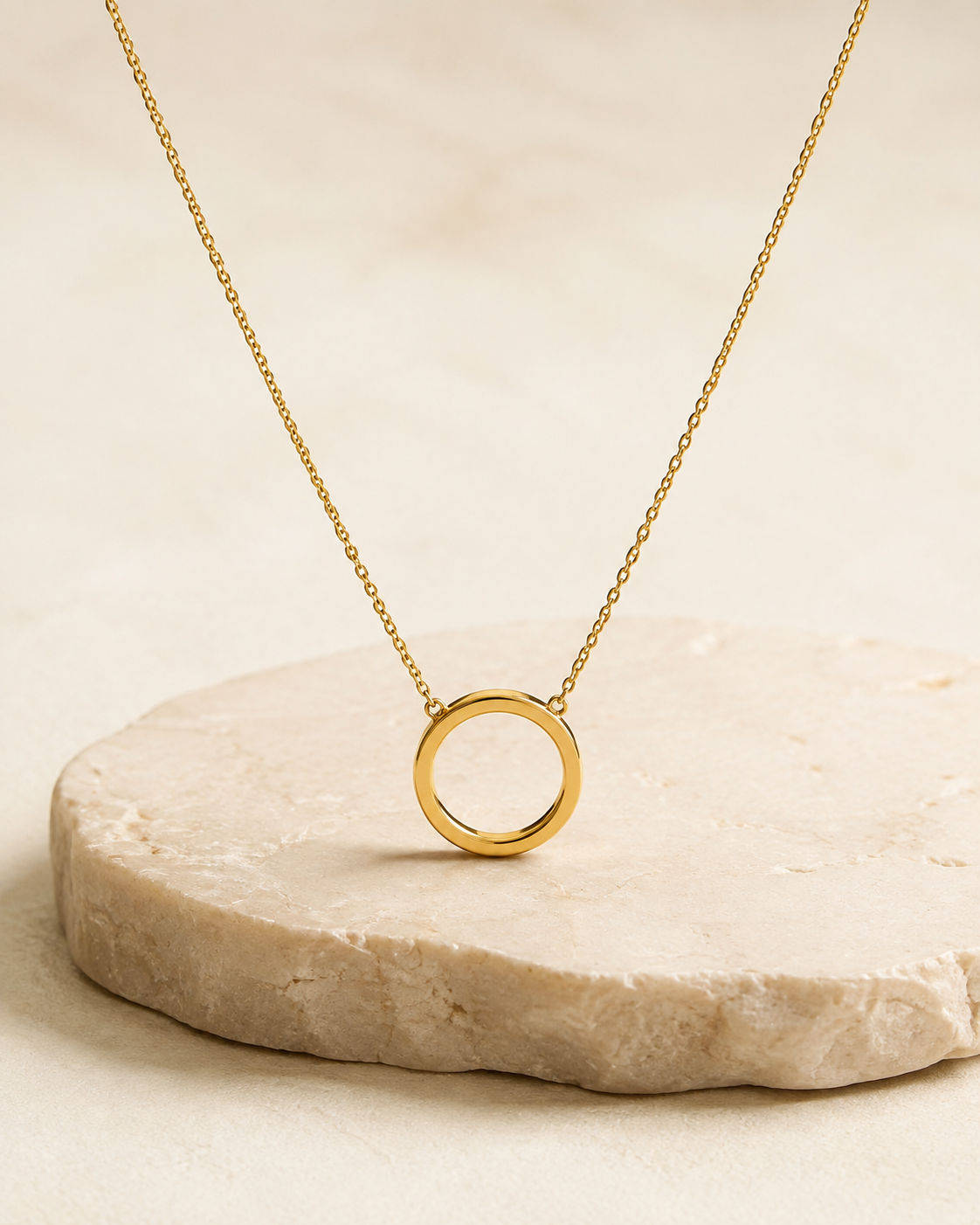 Collier Halo — collier Elora sur fond ivoire