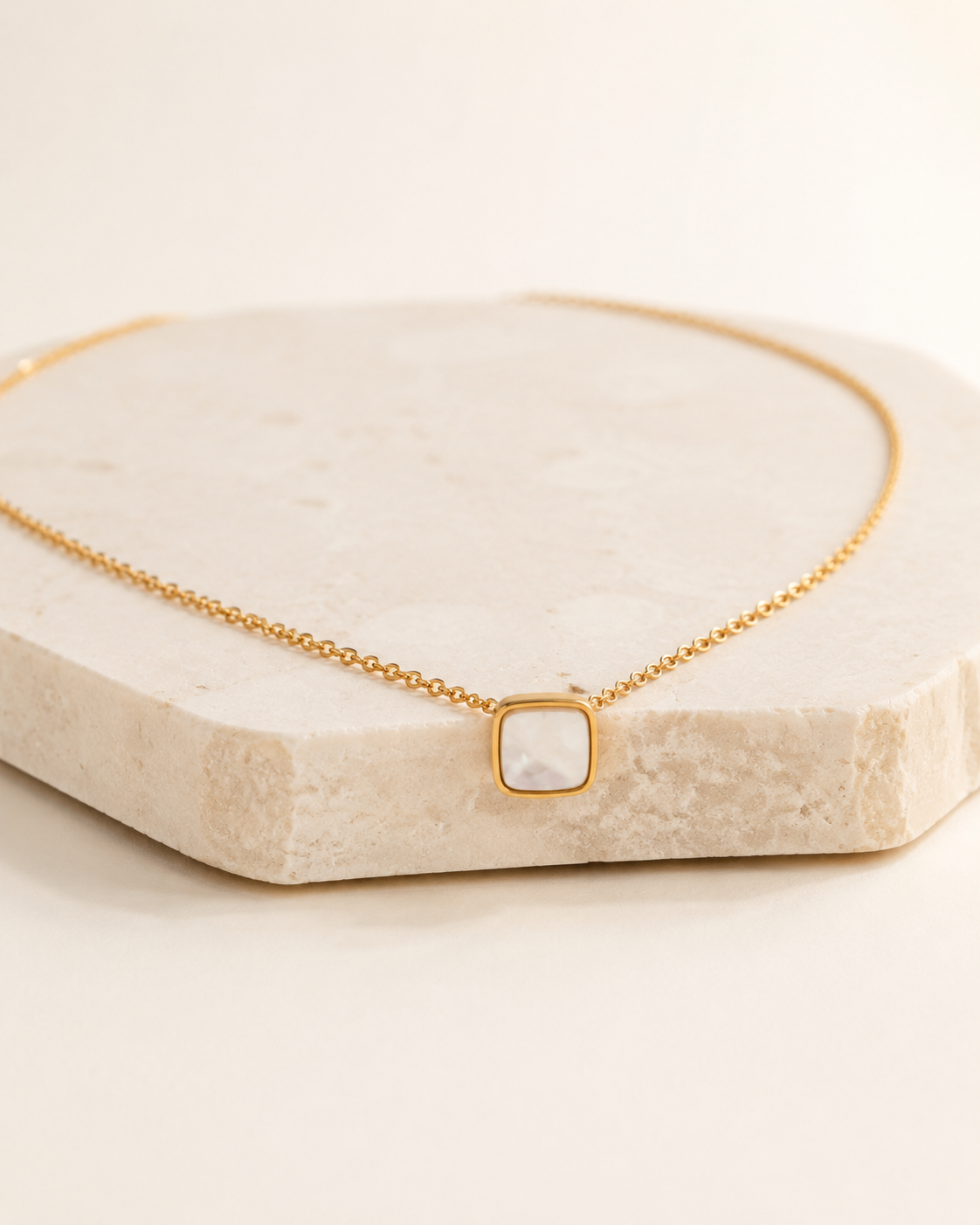 Collier Perle Carrée — collier Elora sur fond ivoire