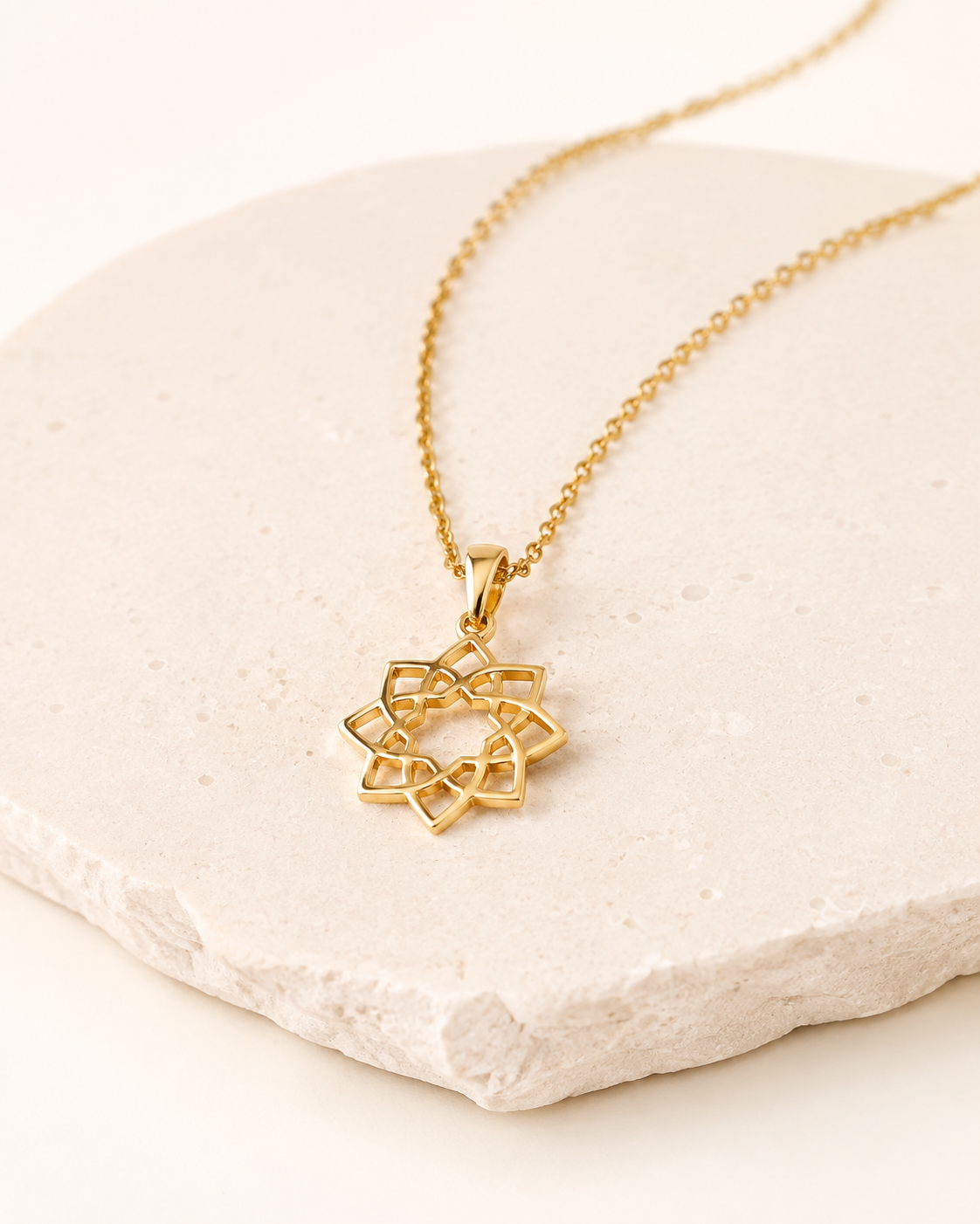 Collier Zellige Maroc — collier Elora sur fond ivoire