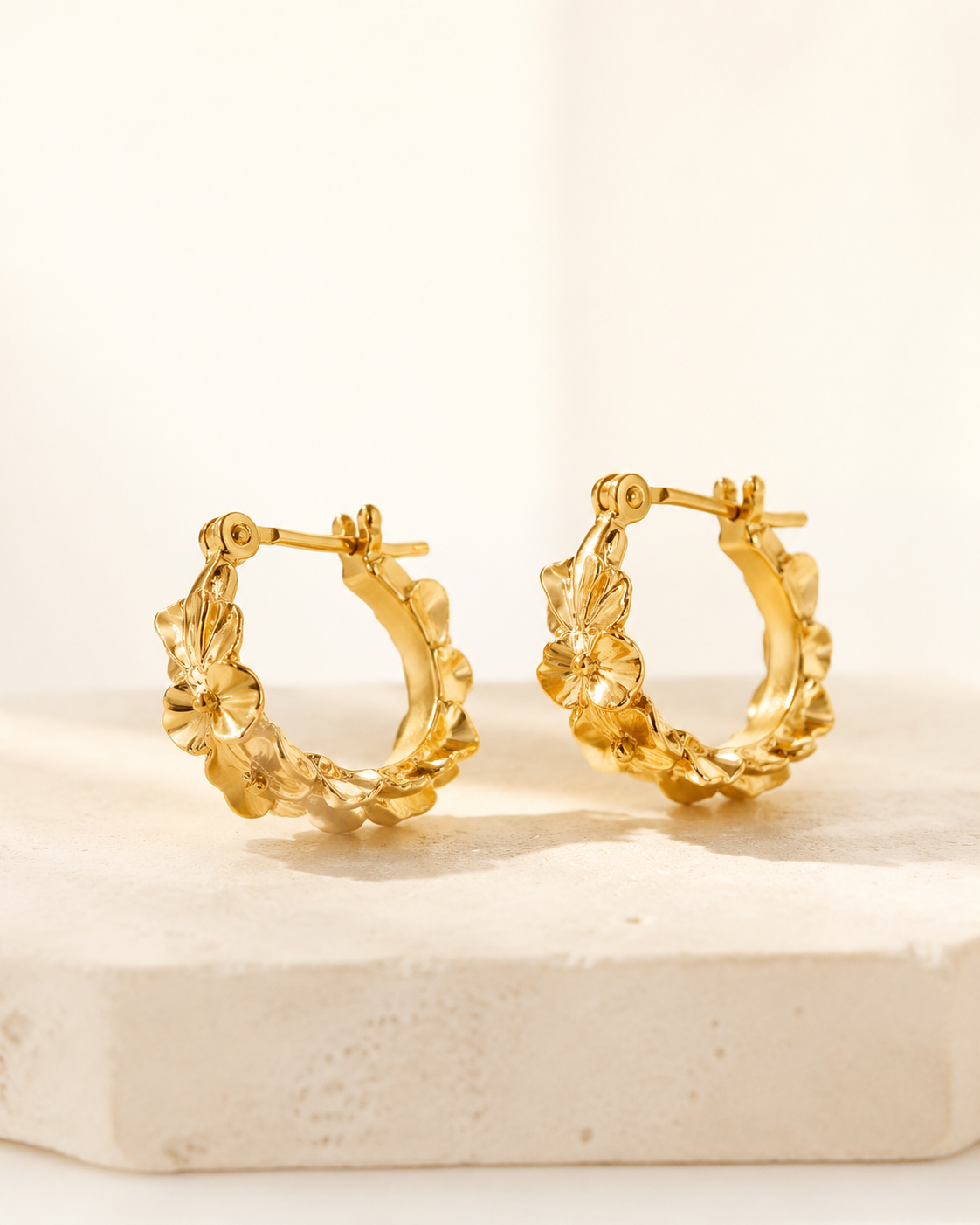 Créoles Fleur d’Or — bijou Elora sur fond ivoire